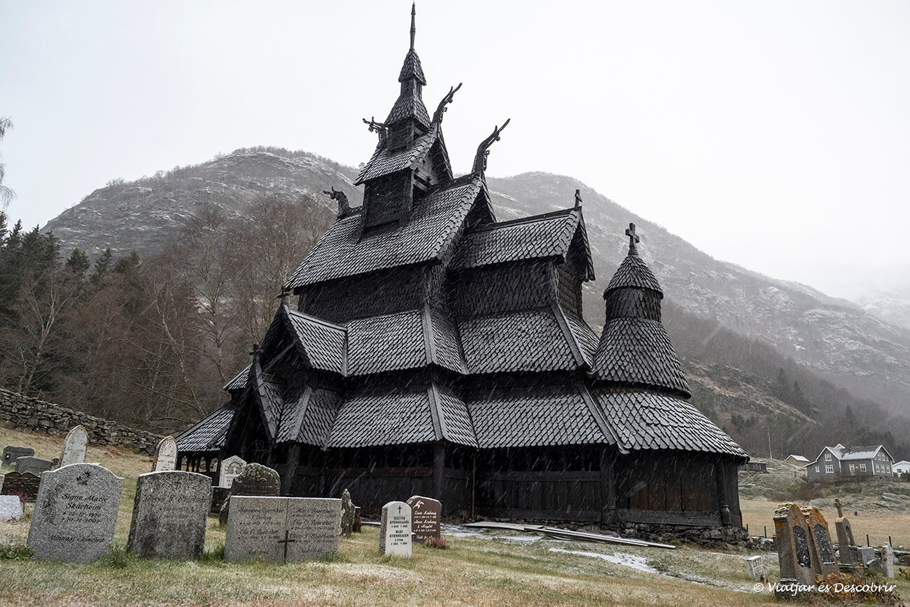 iglesia tradicional de madera Borgund durante una nevada en Noruega y durante el trayecto hacia el pueblo de Olden