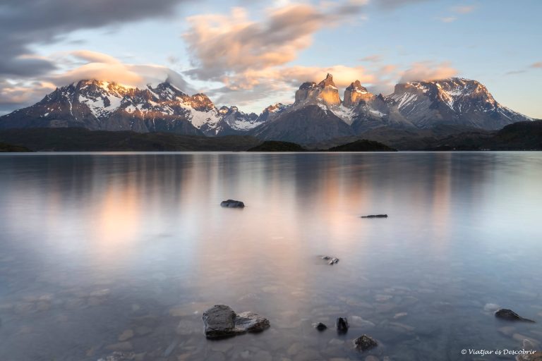amanecer en un lago en el parque nacional torres del paine una de las postales soñadas al viajar a Chile por libre