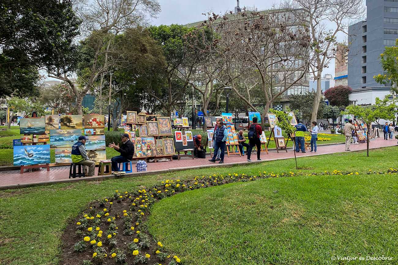 barrio de Miraflores con pintores en una de las plazas de este turístico y tranquilo barrio