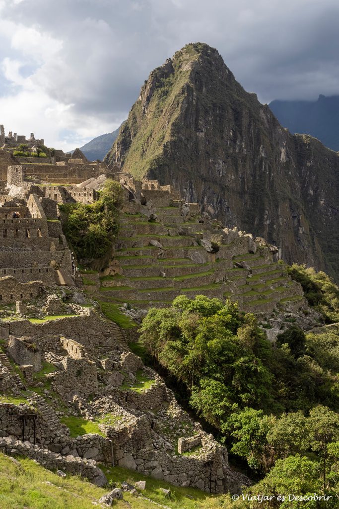 la emblemática vista del Machu PIcchu y la montaña del Huayna Picchu durante el viaje a Perú