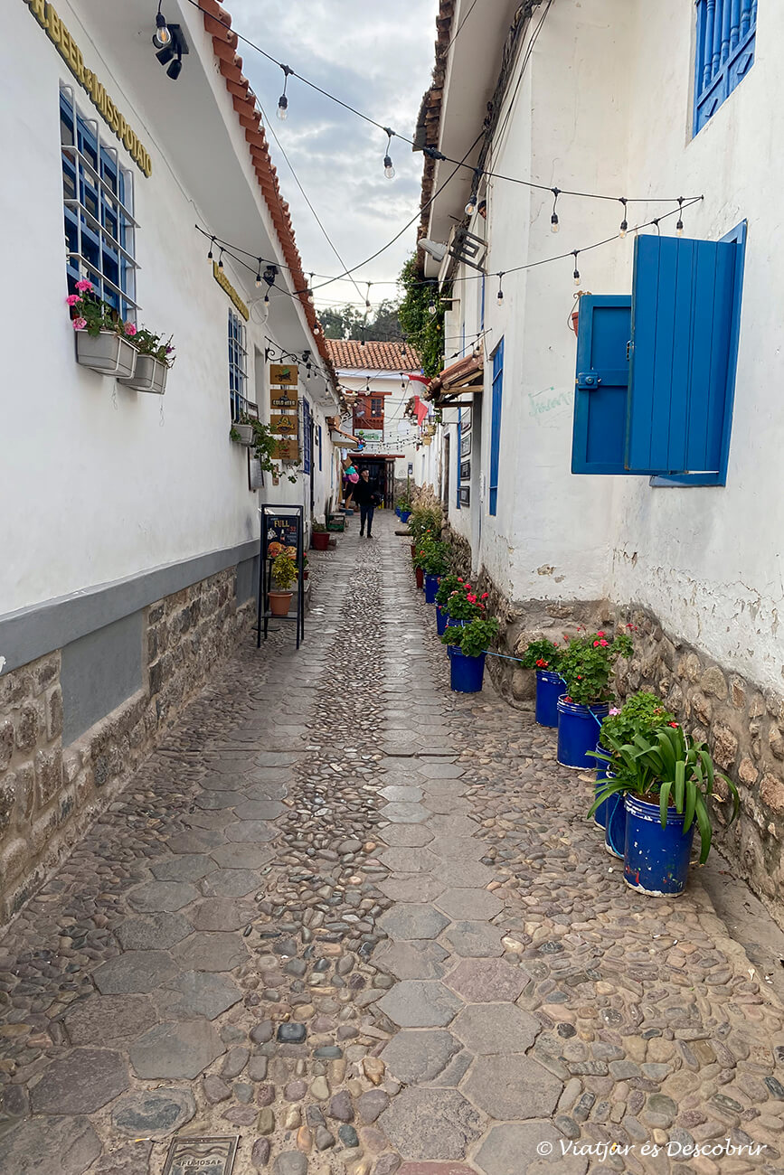 una pequeña calle entre las típicas casas blancas del barrio de San Blas en Cusco