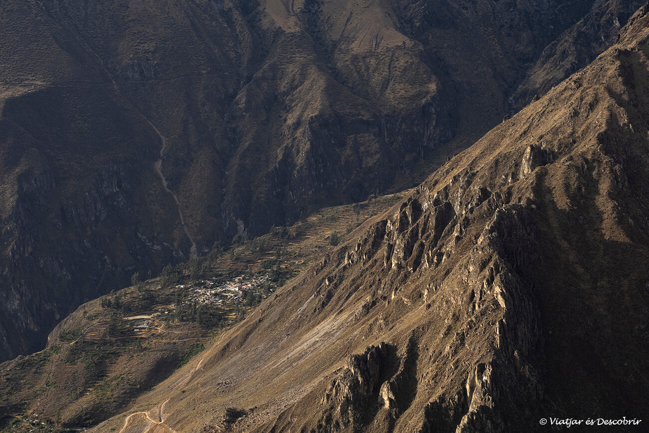 detalles de las rocas y verticalidad del cañón del Colca