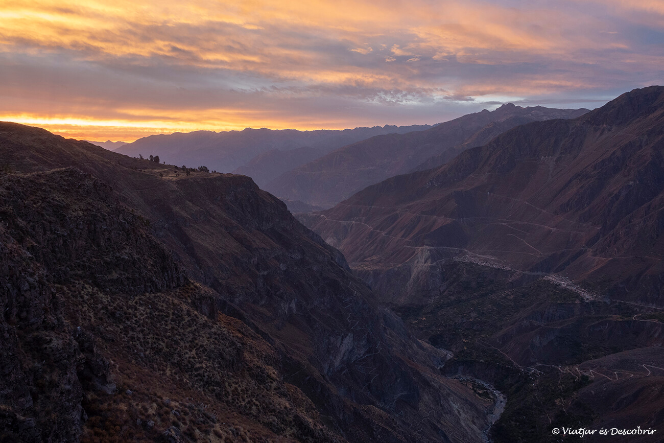 puesta de sol desde lo alto del cañón del Colca en una de las tardes más bonitas de mi recordar al viajar a Perú por libre