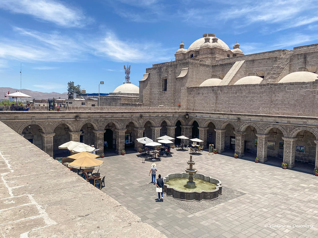 un pequeño claustro que puede visitarse gratuitamente en la ciudad de Arequipa y apreciar las construcciones con piedra volcánica