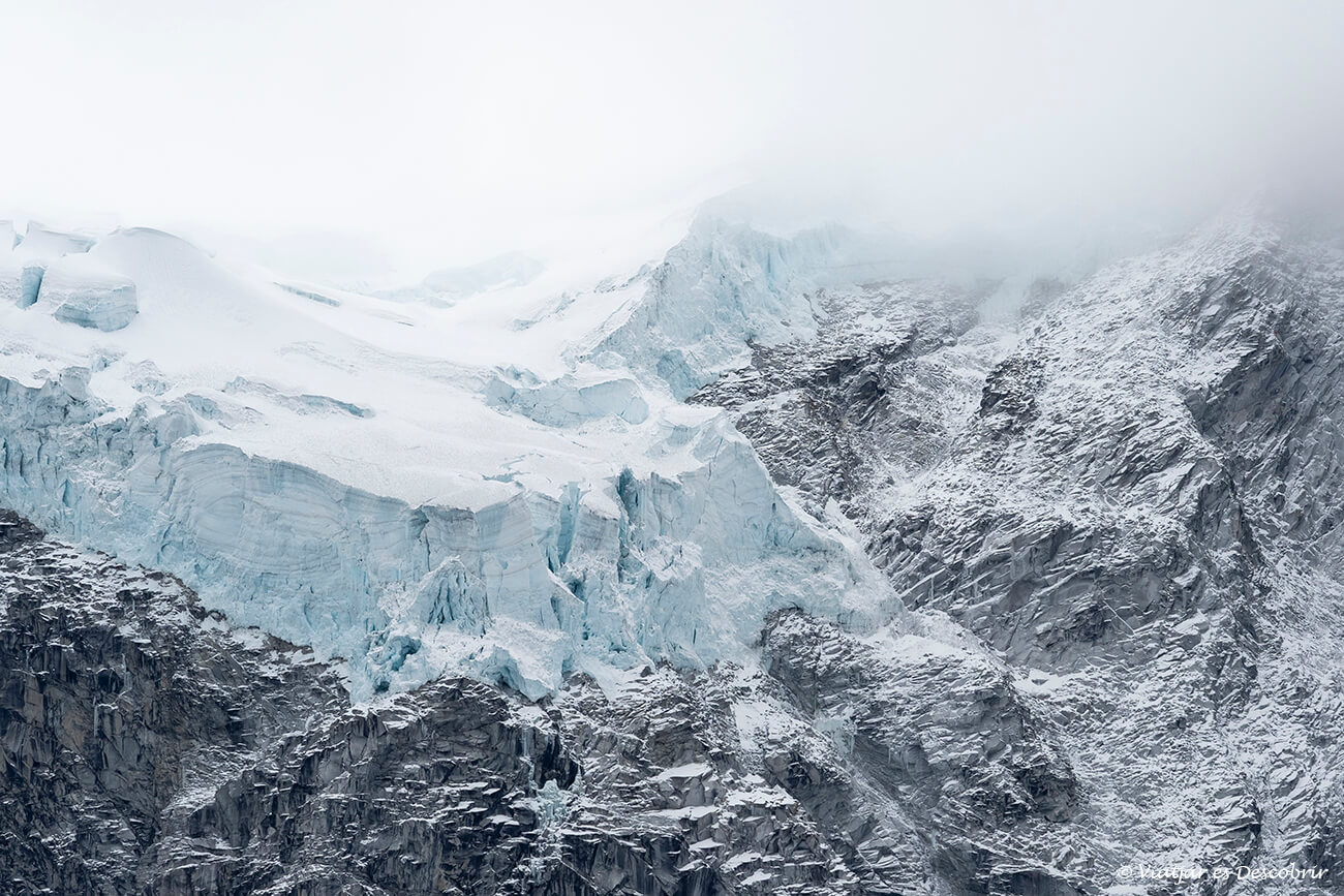 detalle de un glaciar cerca de la Laguna Parón dentro de la Cordillera Blanca en Huaraz