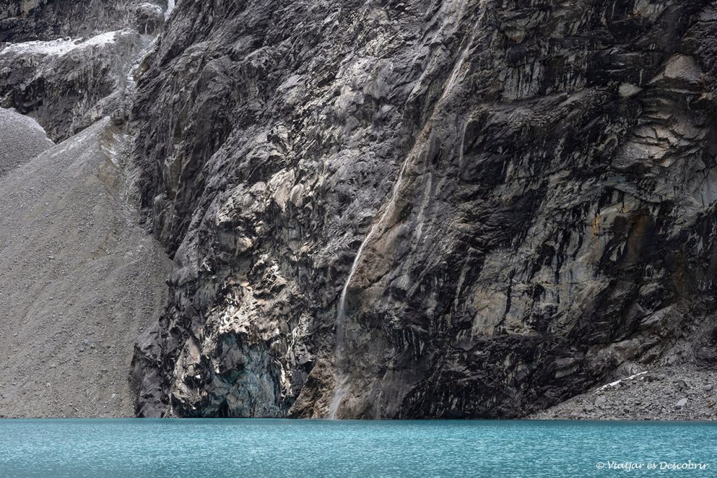 detalle de una cascada sobre la laguna 69 durante un tour de un día desde Huaraz en una de las mejores actividades para realizar al viajar a Perú por libre