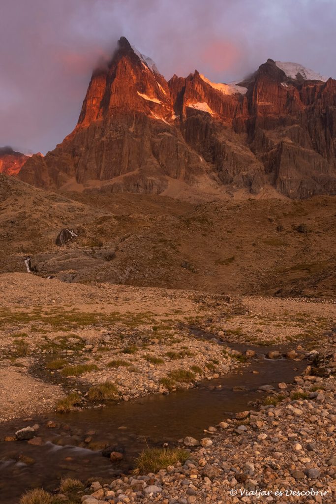 puesta de sol desde el campamento del cuarto día del trekking de Huayhuash