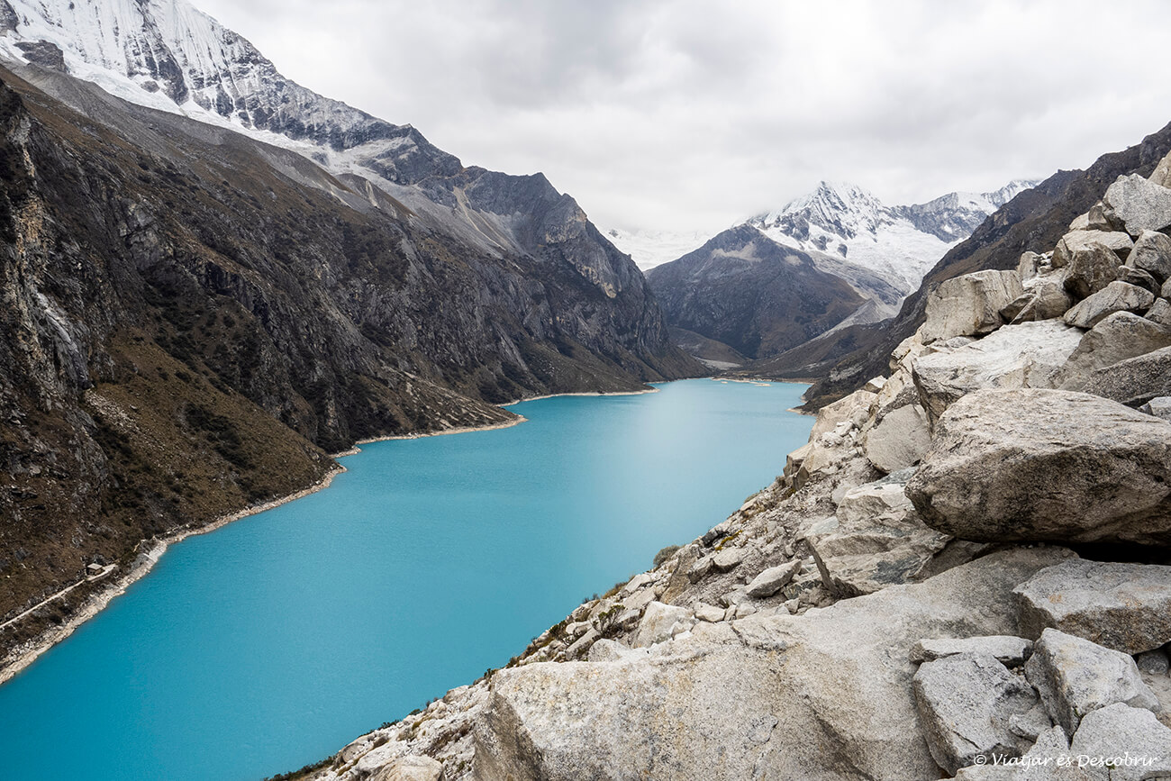 viajar a Perú por libre es una gran oportunidad para descubrir paisajes de montaña sorprendentes como la Laguna Parón a unas tres horas de la ciudad alpina de Huaraz