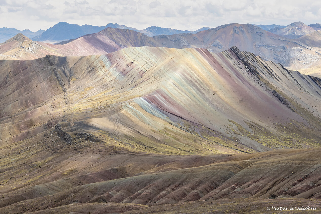 montaña decolores de Palcoyo donde existe una gran diversidad cromática debido a los minerales que forman las montañas