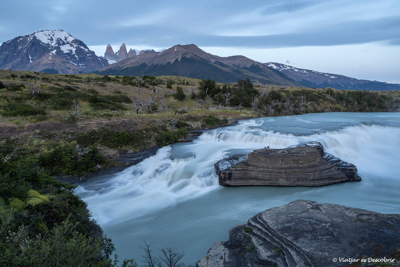 dormir en los campings de Torres del Paine permite visitar lugares impresionantes de madrugada como la cascada paine