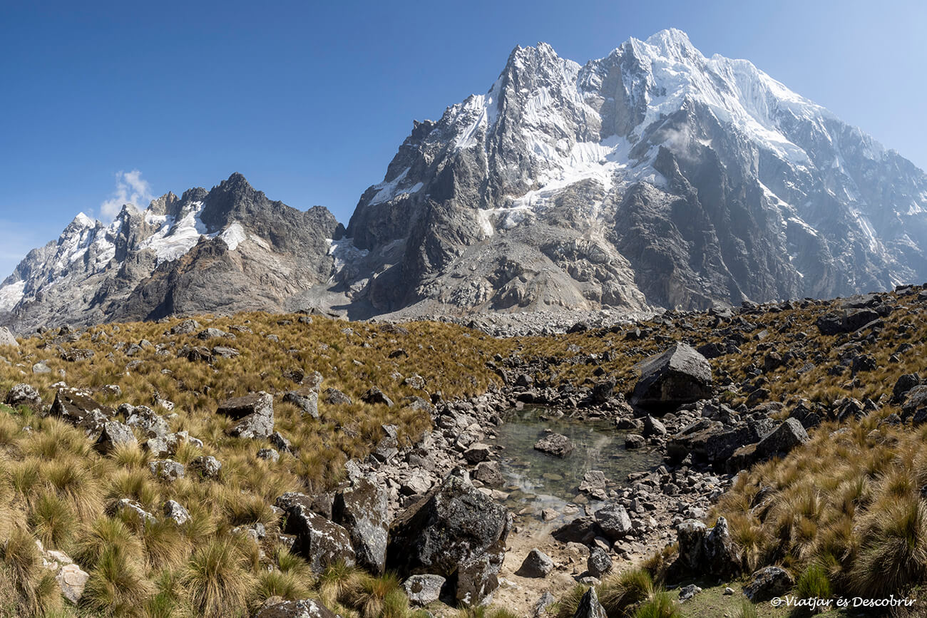 pico del Salkantay desde el paso a superar durante la segunda etapa del trekking