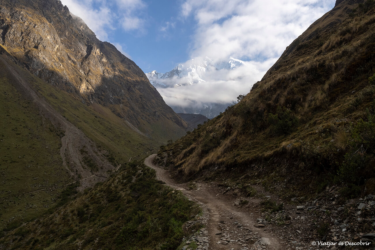 completar a pie el trekking Salkantay para llegar hasta el Machu Picchu es una experiencia inolvidable al viajar a Perú por libre
