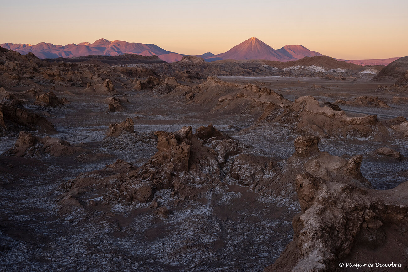 que ver en San Pedro de Atacama: contemplar una puesta de sol observando los volcanes es algo imprescindible para vivir allí