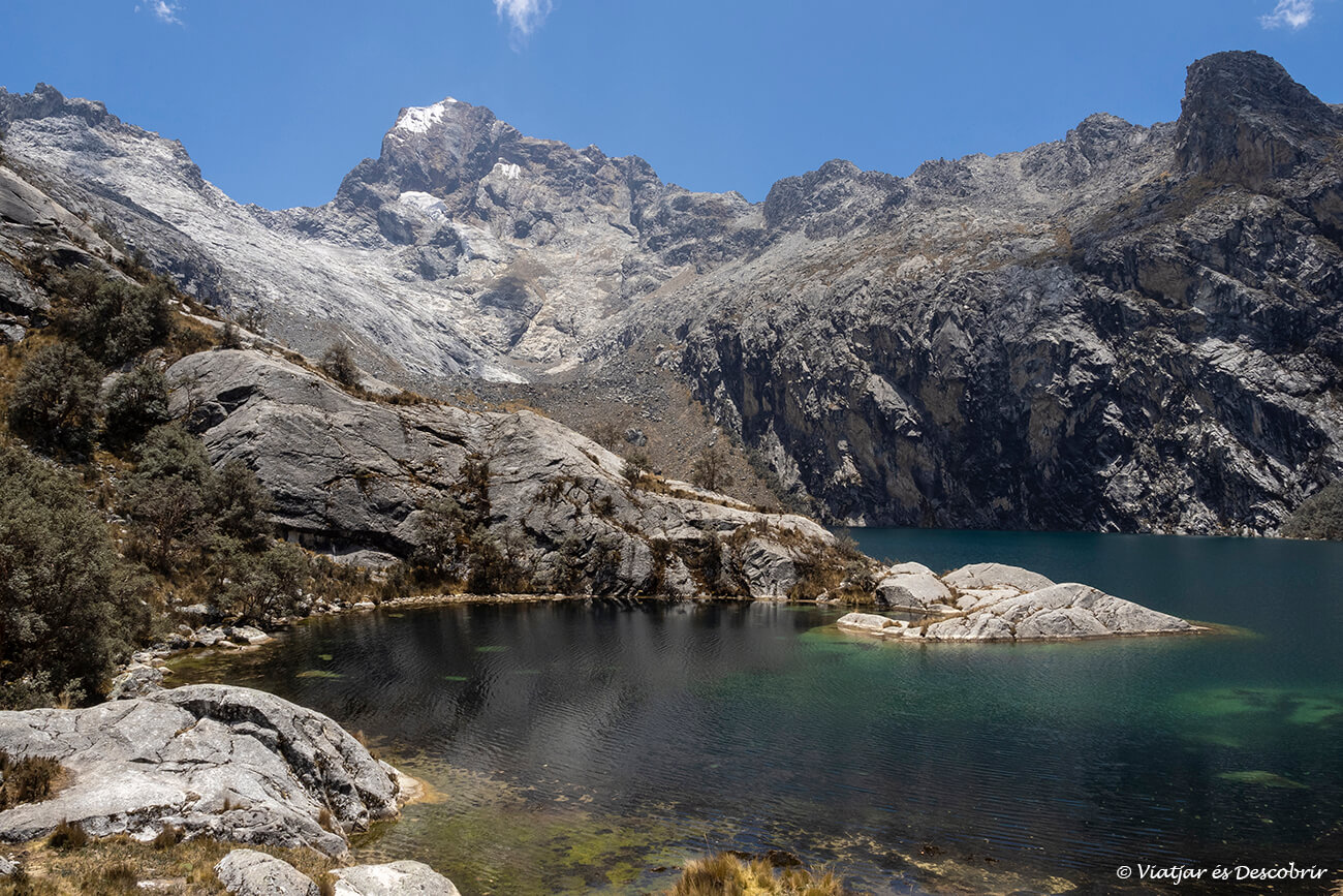 la laguna churup y las montañas que la rodean durante un día de sol del mes de octubre en Perú