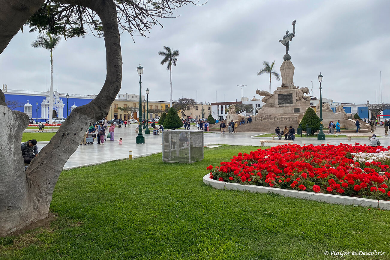 plaza mayor de trujillo con esculturas y flores, una zona segura y bonita por donde pasear