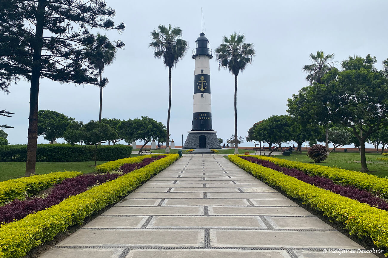 faro en el malecon del barrio de Miraflores en la ciudad de Lima