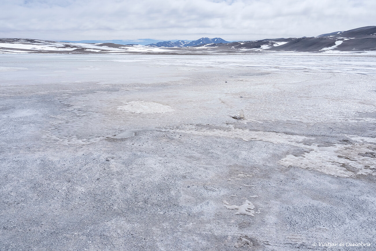 laguna helada a más de 4.000 msnm