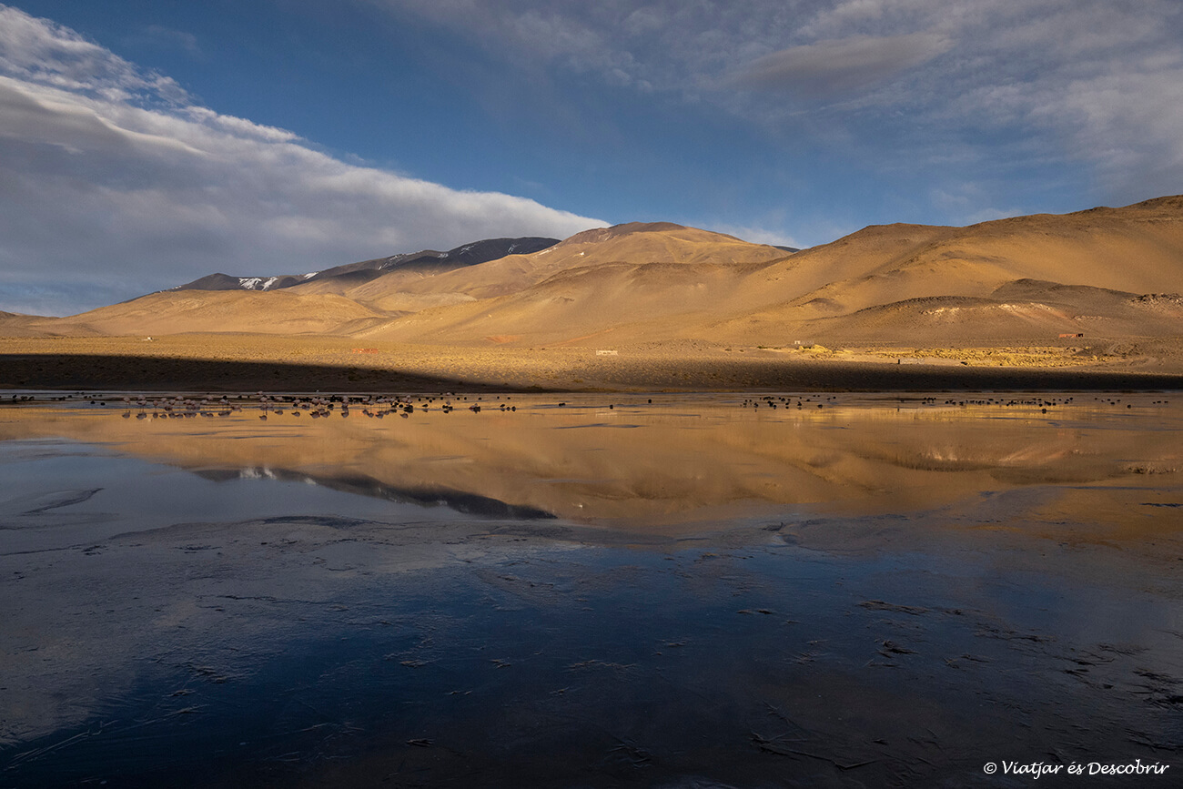 salida de sol frente a la laguna cortadera durante un día de invierno y con el agua congelada