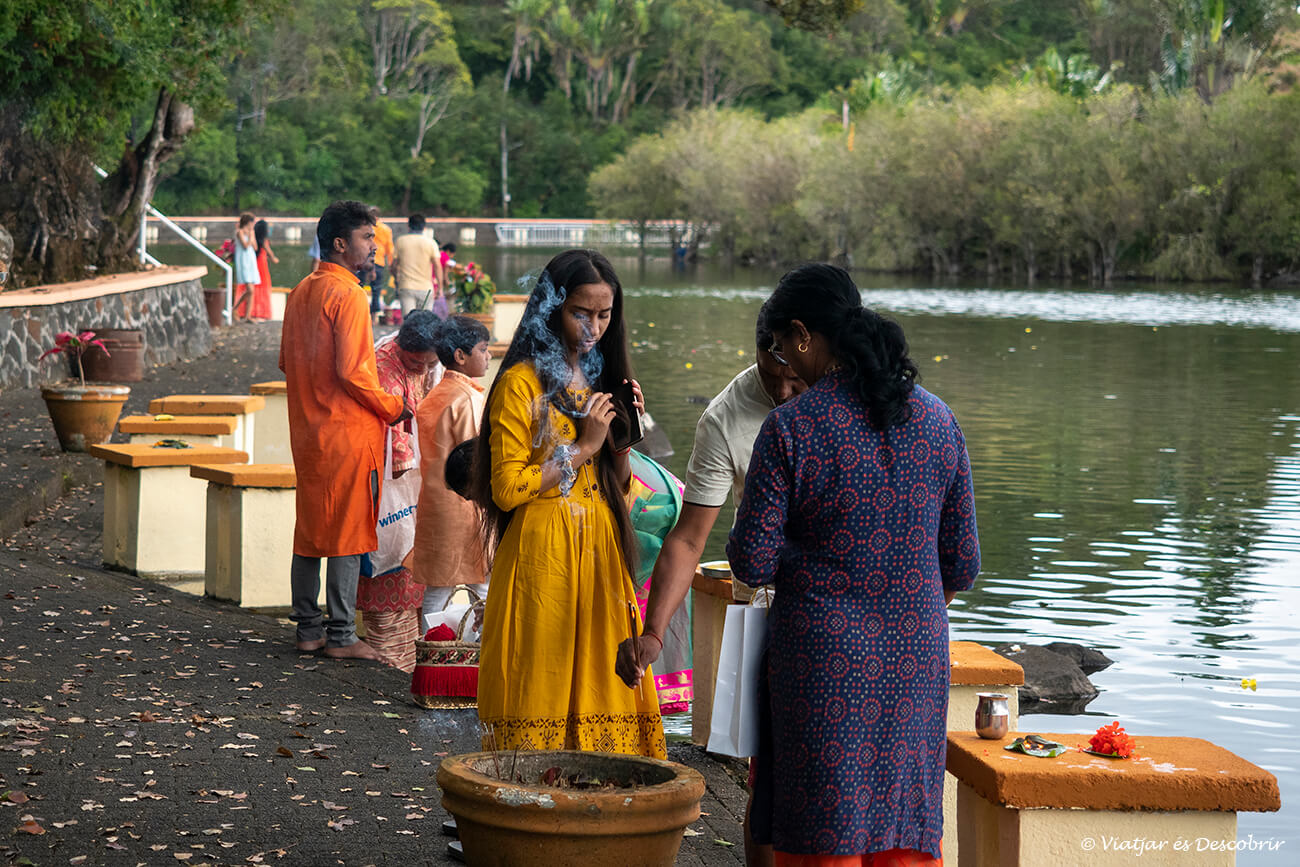 isla mauricio peligros: esta isla es segura para viajar pero siempre es necesario ser respetuoso al entrar en templos o ver escenas religiosas