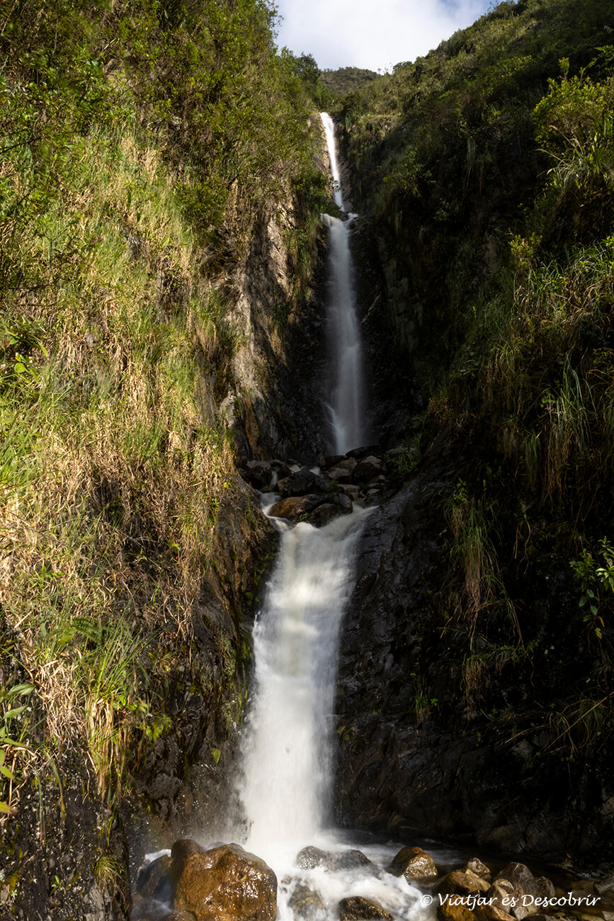 cascada durante el camino de Collpapampa a Lucmabamba junto al río