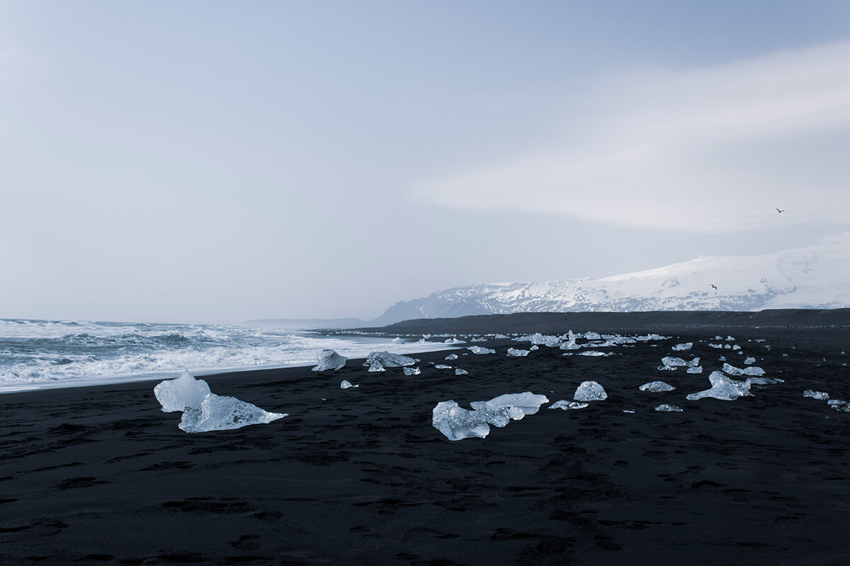 bloques de hielo y agua del mar en movimiento en la playa de los diamantes o diamond beach