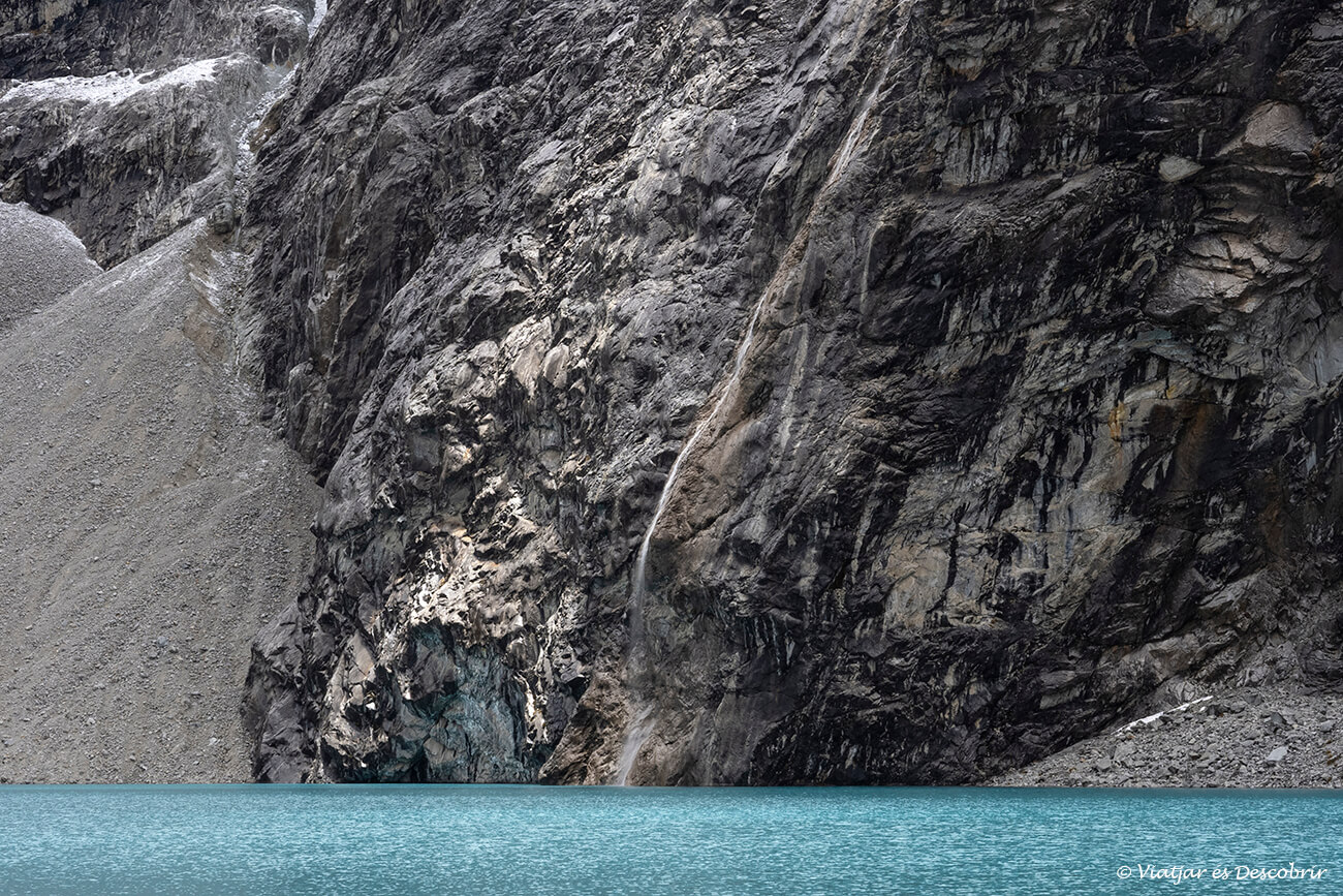 la laguna 69 es emblemática por sus aguas turquesa