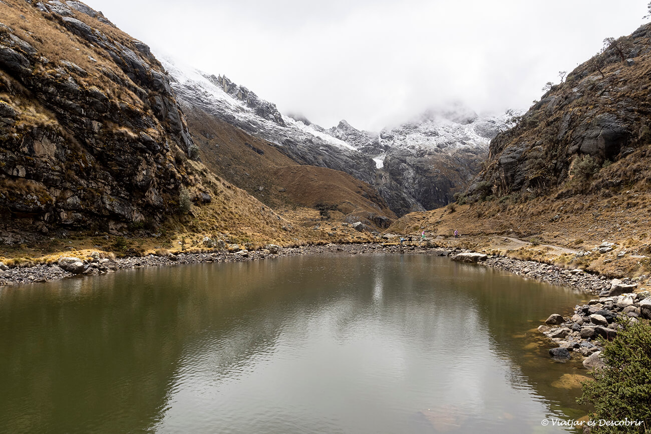 durante la subida hasta la laguna 69 se puede hacer una parada para descansar en la Laguna Conselación