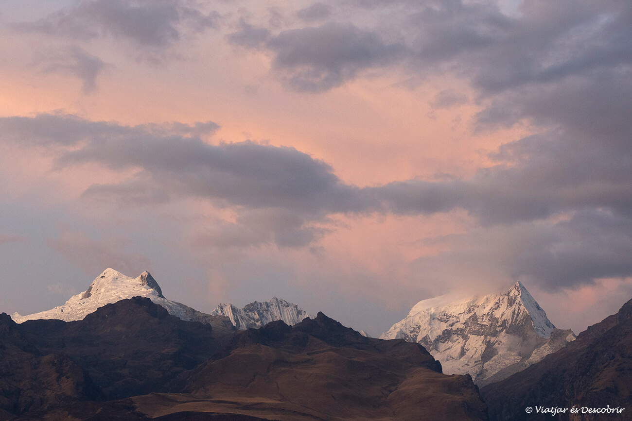 vista de las montañas de la Cordillera Blanca que se encuentran rodeando Huaraz