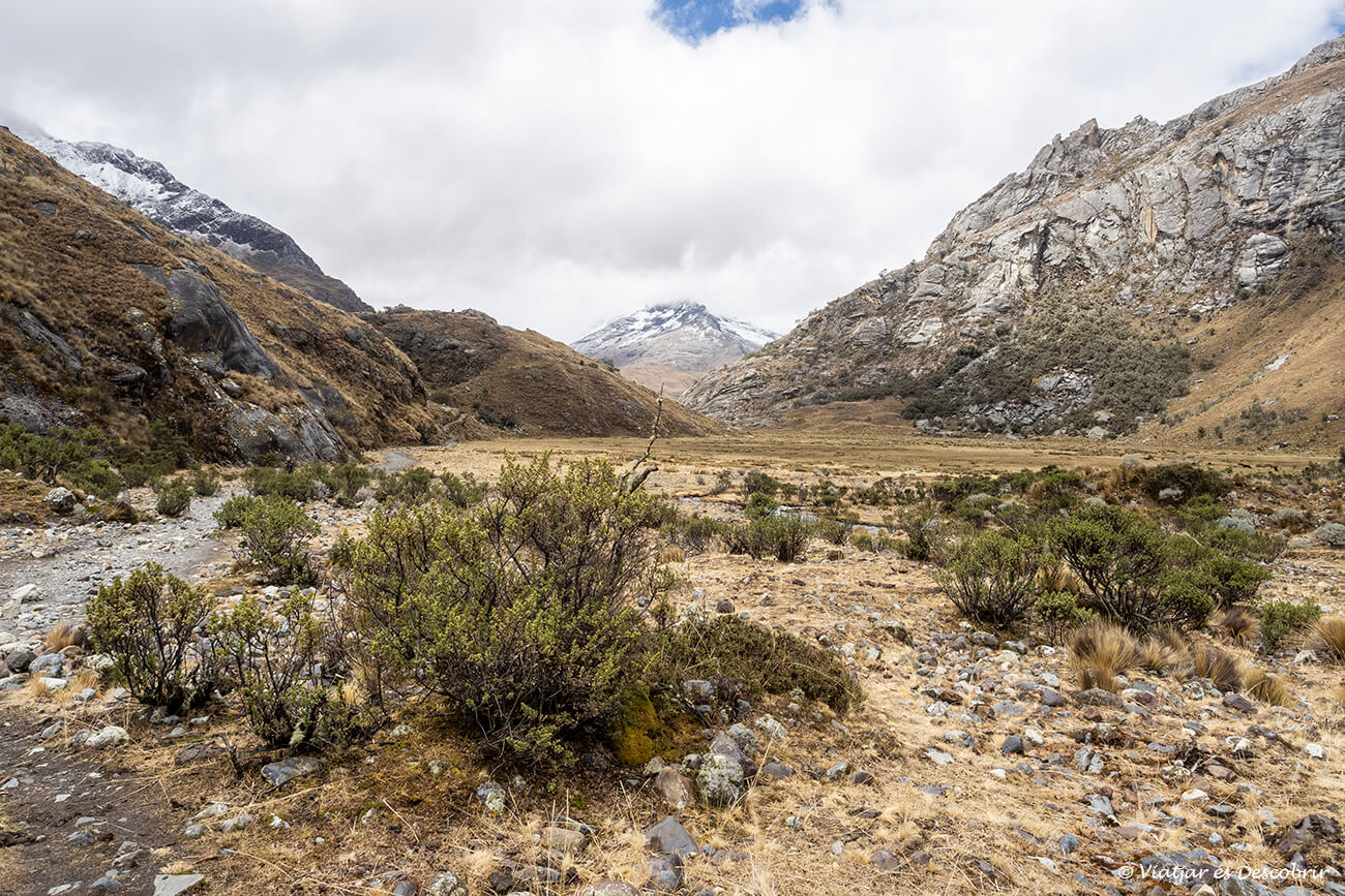paisaje de alta montaña en el parque nacional huscarán, el gran entorno protagonista de todo lo que hacer en Huaraz