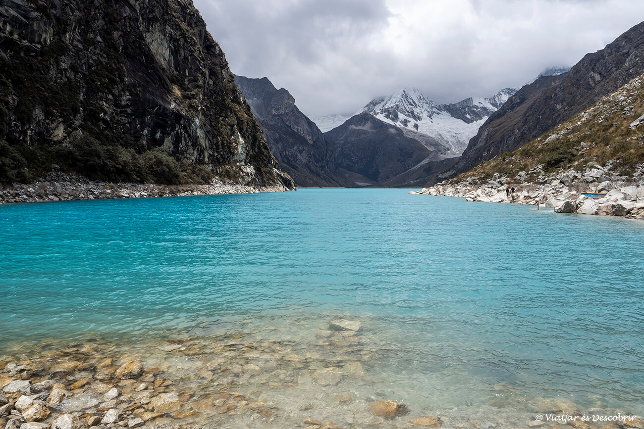 realizar una excursión con agencia local hasta la Laguna Parón es una de las actividades más espectaculares que hacer Huaraz