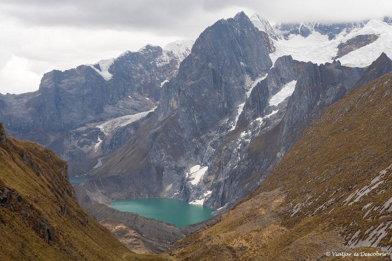 laguna turquesa en el trekking Huayhuash