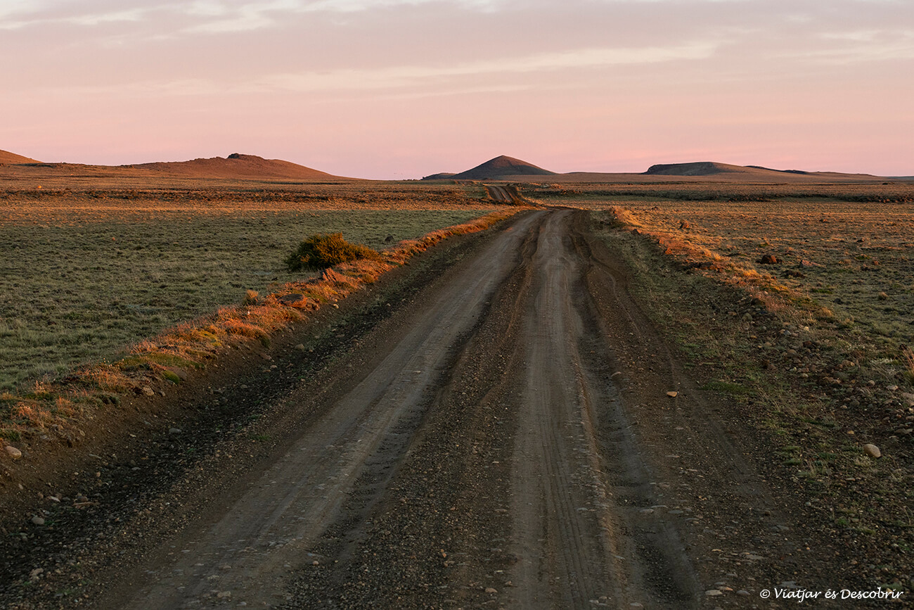 una de las pistas de tierra por las que conducir por el parque nacional pali aike