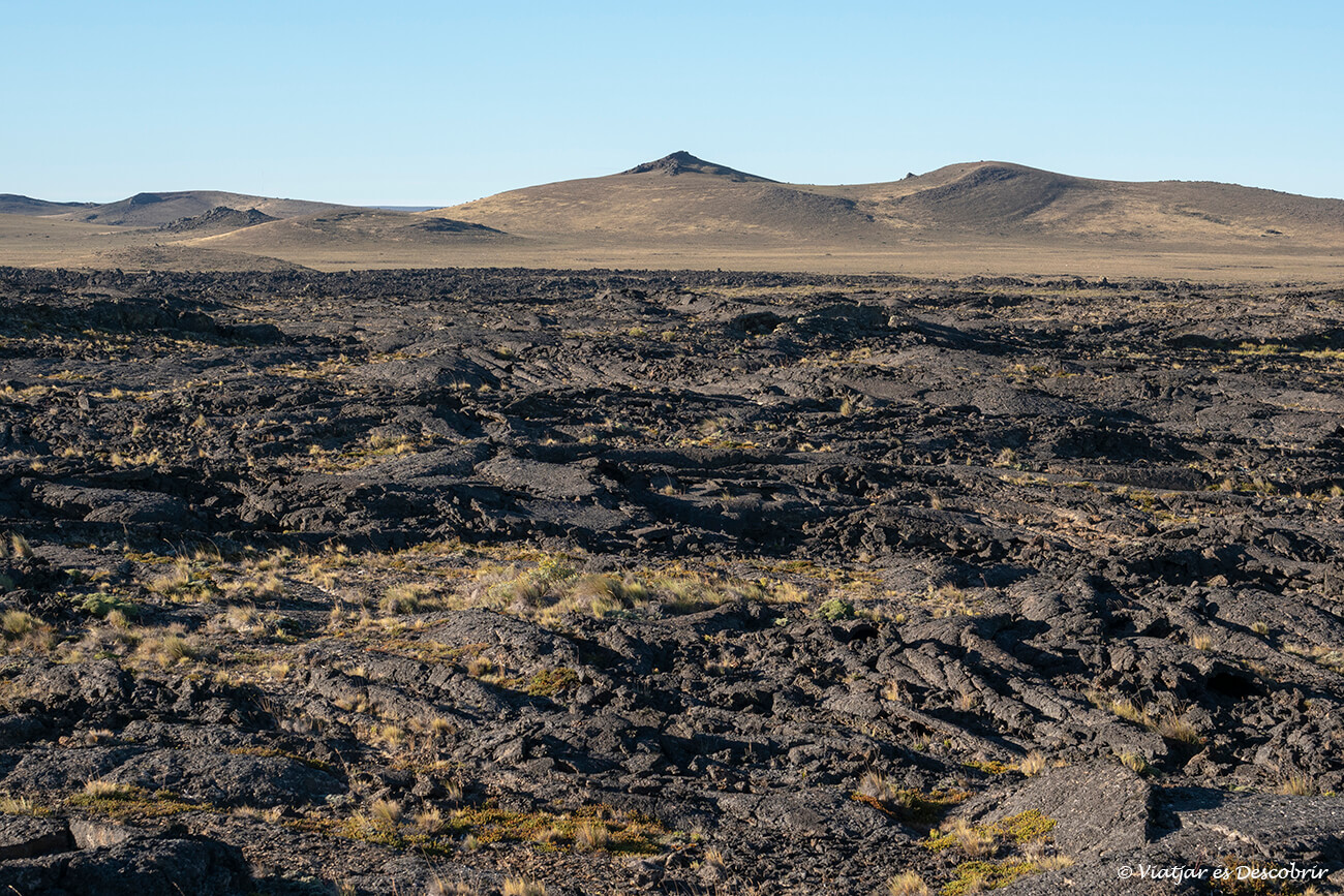 paisaje volcánico con lava en el parque nacional pali aike