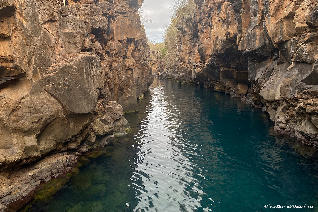 vista de las emblemáticas Grietas en Santa Cruz, la isla más céntrica de las Galápagos