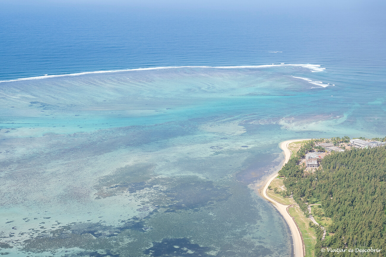 panorámica de la playa de Le Morne con la famosa cascada de debajo del agua que es un efecto óptico