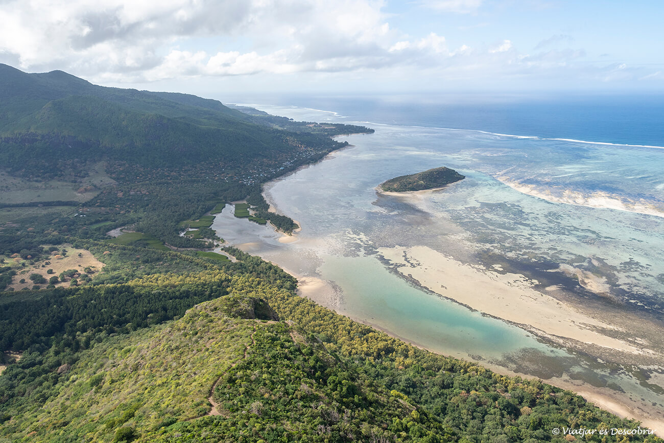 fotografía del bonito litoral de la costa y un motivo por el que merece la pena viajar a la isla Mauricio
