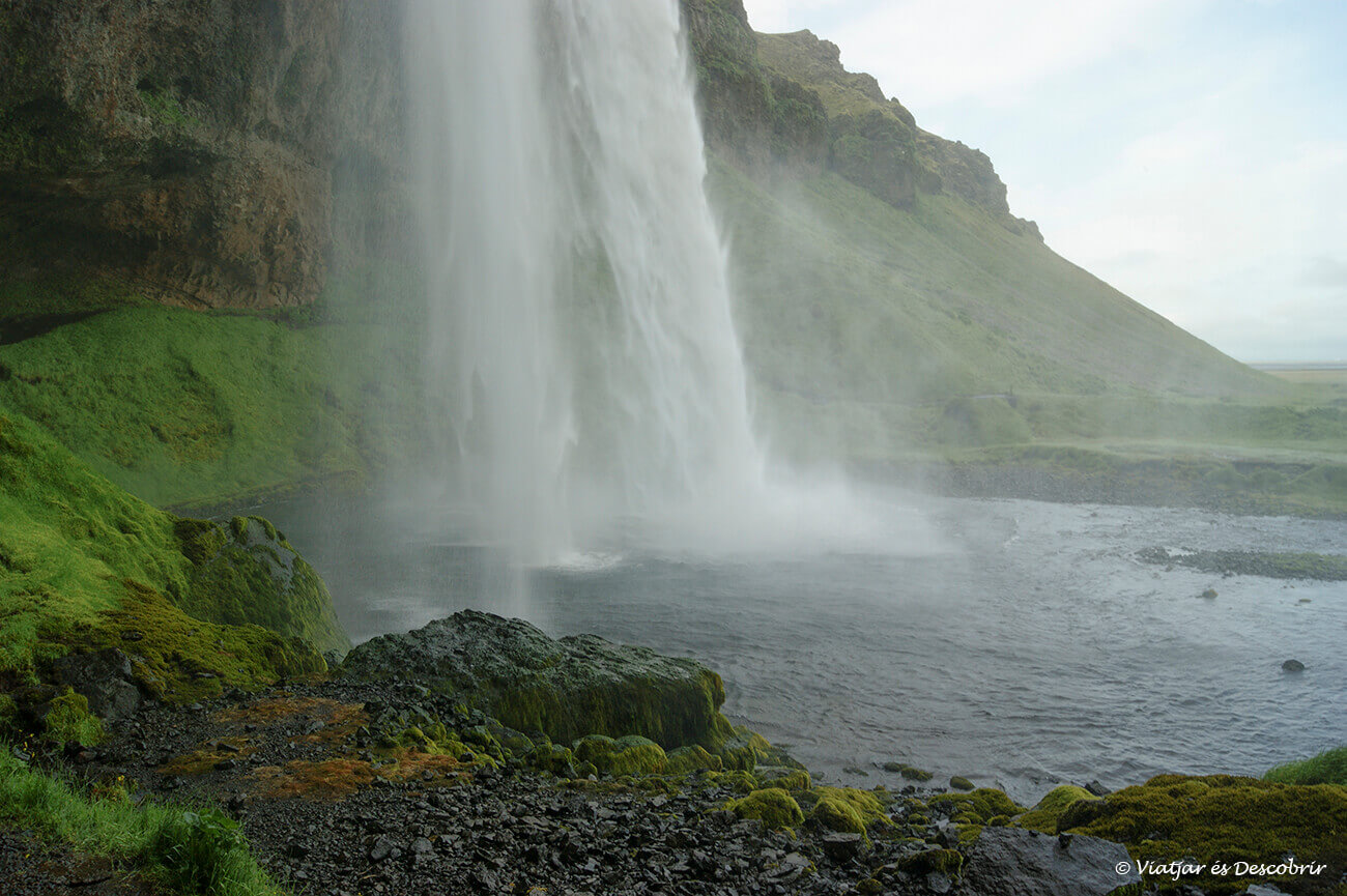 cascada Seeljalandsfoss durante un recorrido de 5 días por el sur de islandia
