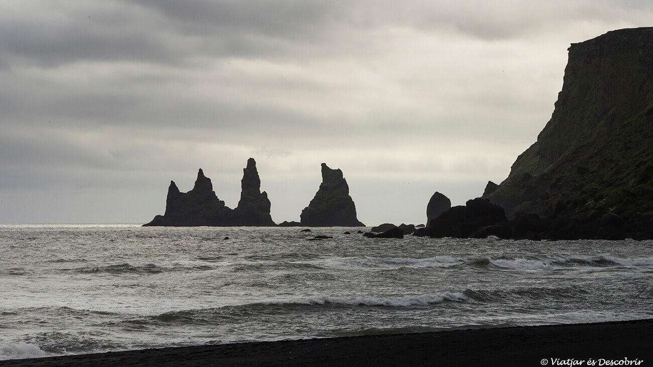 las rocas enigmáticas que se pueden ver cerca del pequeño pueblo de Vik
