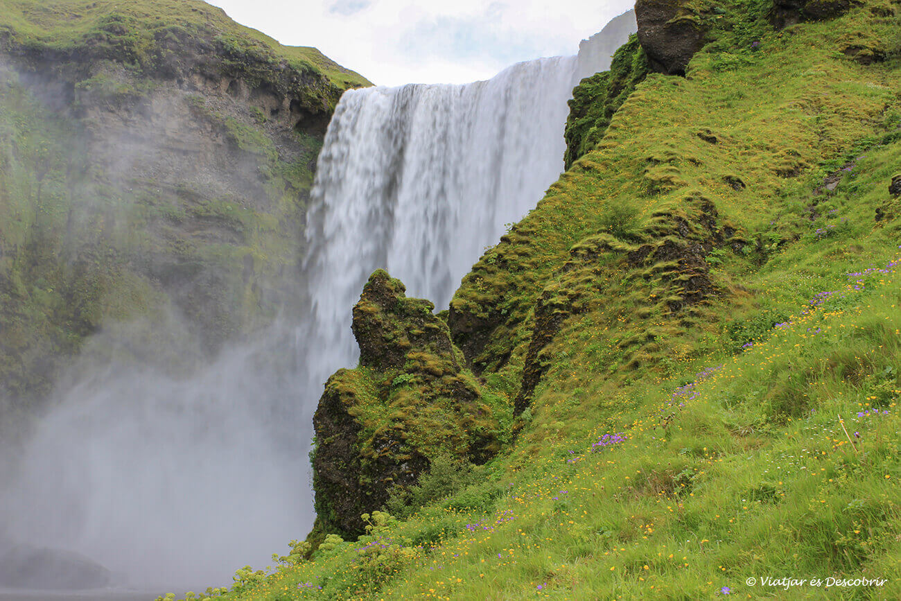 que ver en el sur de islandia: la cascada skogafoss