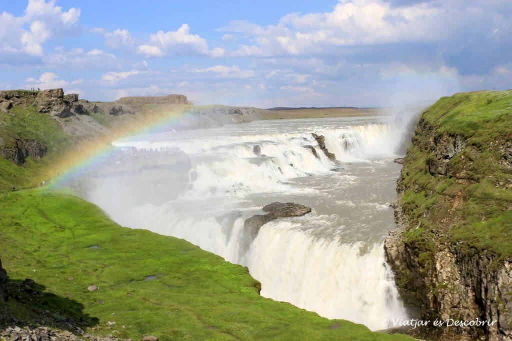 Cascada Gullfoss con el arcoiris durante el verano en islandia