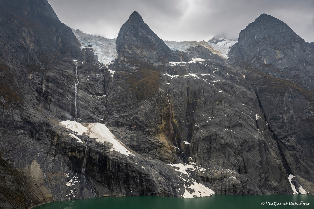 Vista espectacular de un lago turquesa durante el trekking Huayhuash por libre a más de 4.000 metros de altura