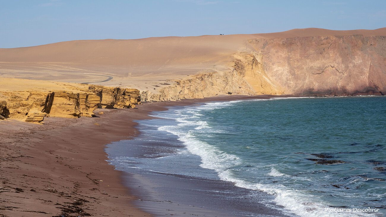panorámica de la playa roja, uno de los emblemas de la Reserva Nacional de Paracas