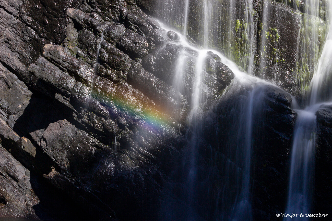 detalles de la cascada del parque nacional y dónde se puede ver el contraste entre el blanco del agua y las rocas negras por donde cae