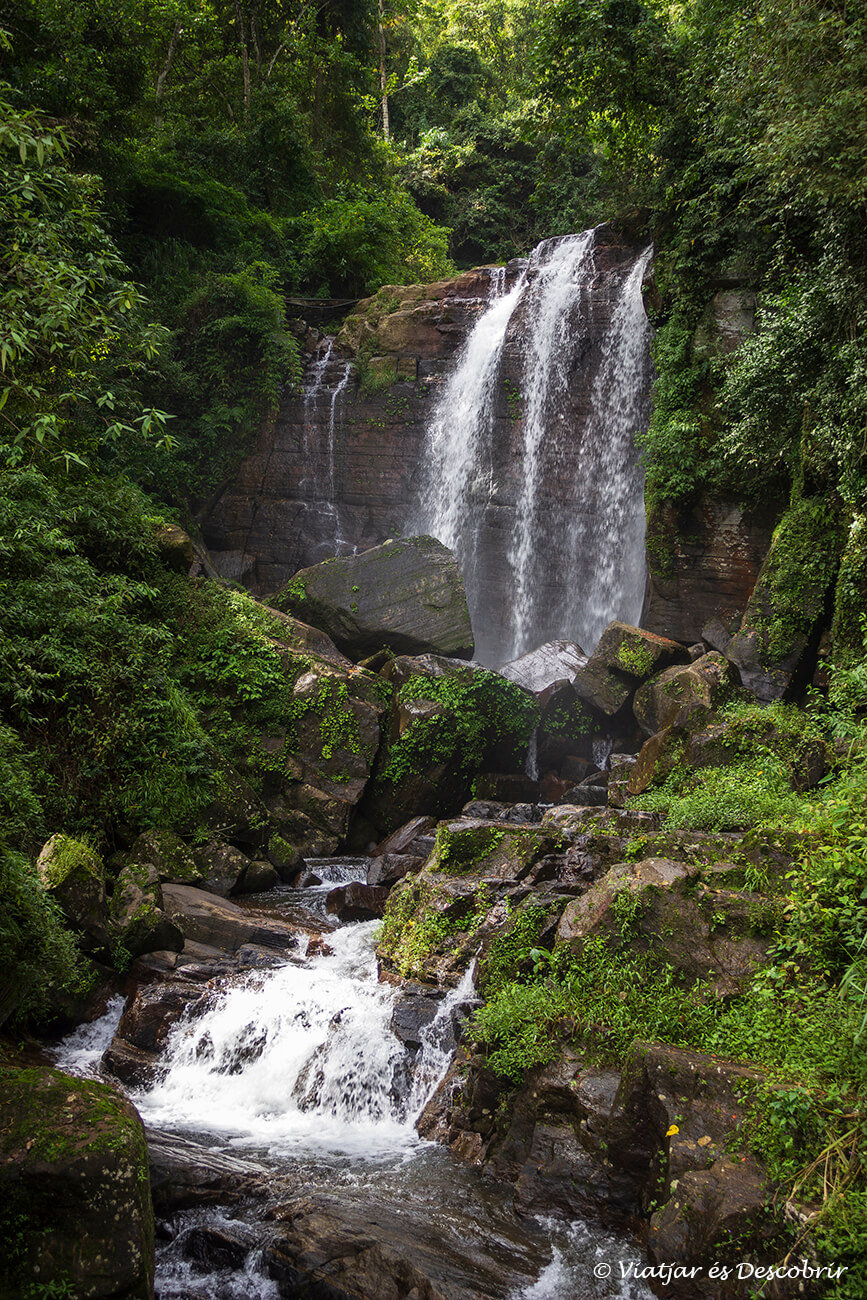 cascada doble en las tierras altas que rodean a Nuwara Eliya