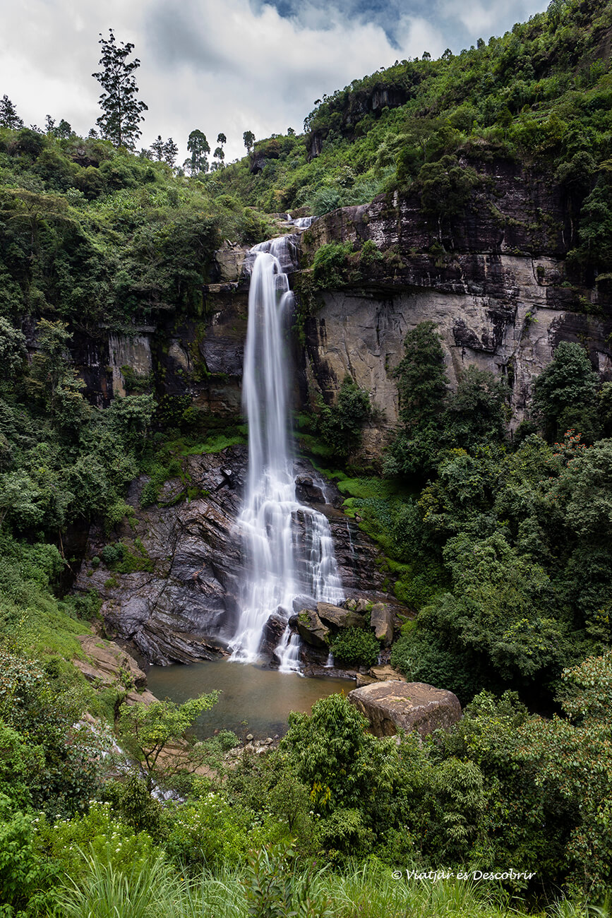 el salto de agua Ramboda Falls y todo su verde entorno