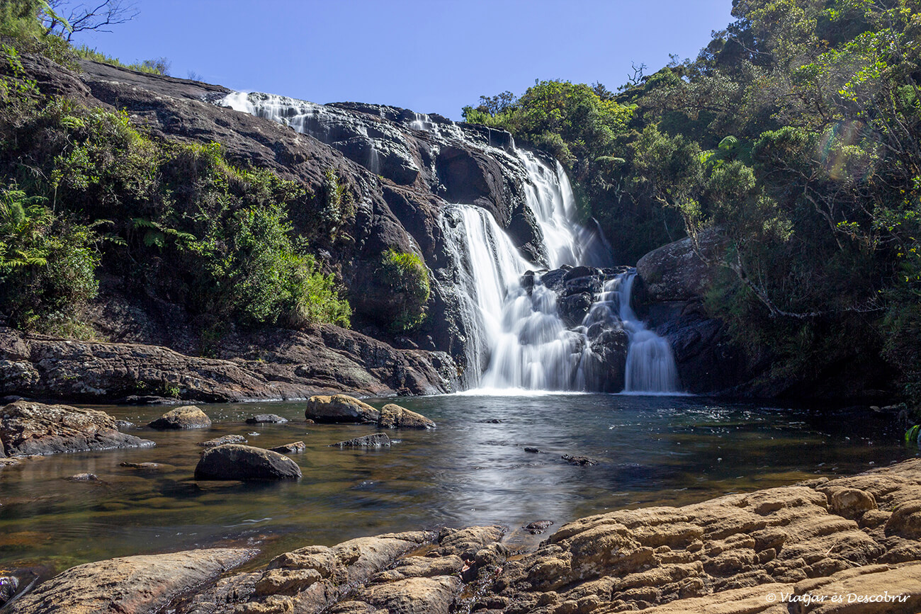cascada durante la vuelta circular por el parque nacional más bonito que ver en Nuwara Eliya