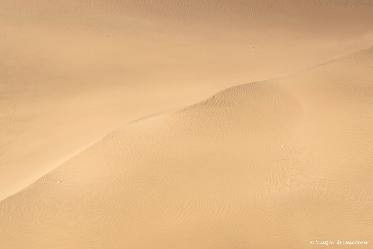 arena dorada en las dunas de Huacachina