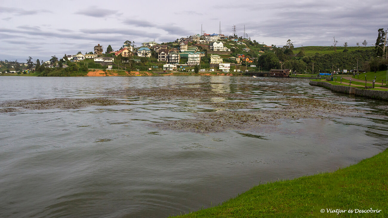 imagen del gregory lake y las casas que le rodean y también las antenas que hay sobre una colina