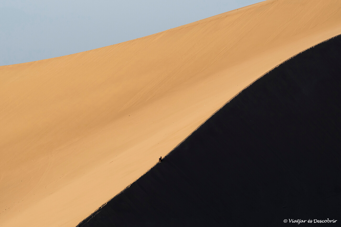 última puesta de sol en el oasis de Huacachina antes de continuar el viaje por Perú