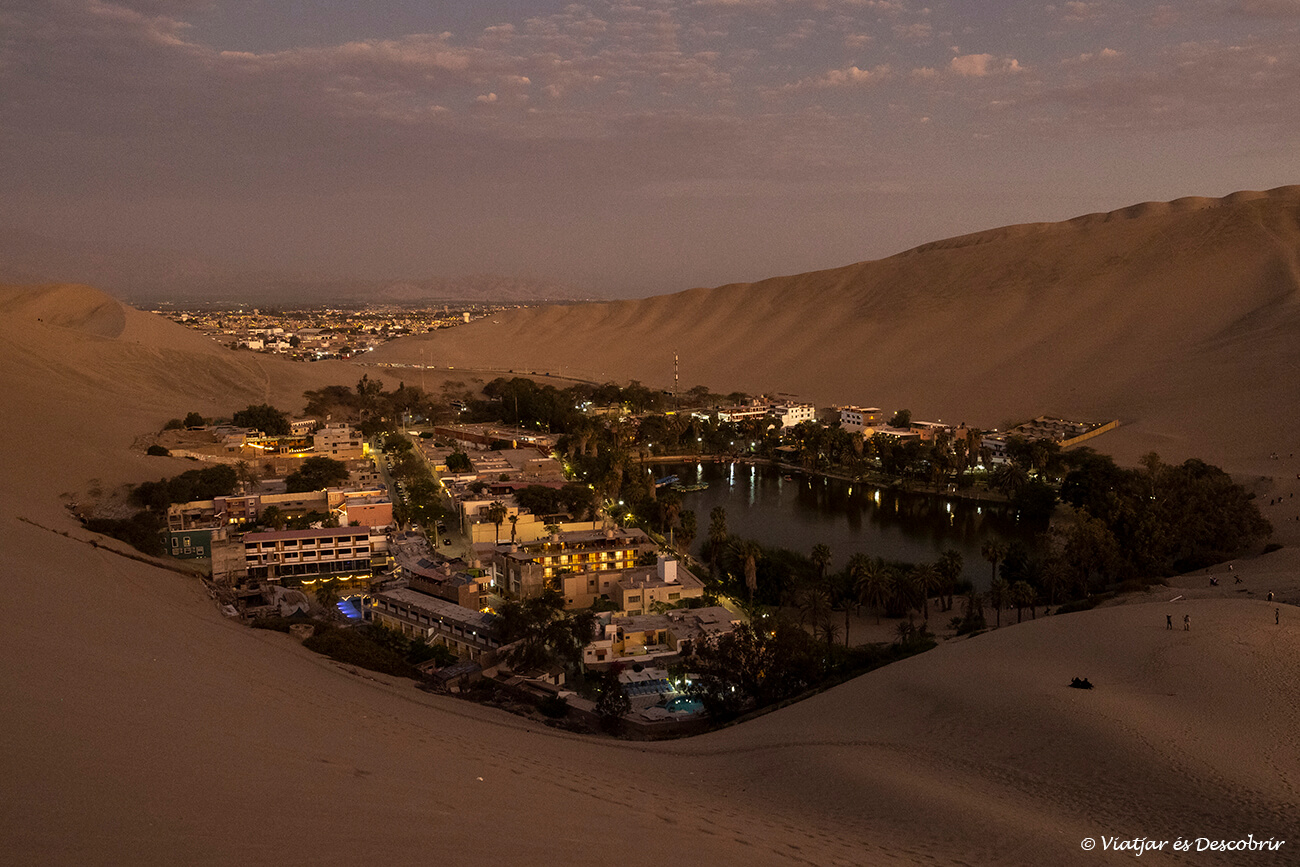 oasis de Huacachina desde Lima al atardecer durante el viaje a Perú por libre